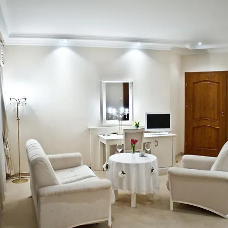 بيت ضيافة Rezydencja Zalewskich Parzniew